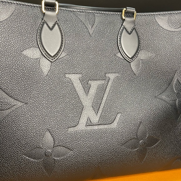 Louis Vuitton - BRAND NEW OnTheGo MM Tote - Picture 3 of 6